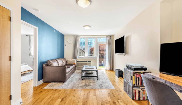 Luxury Manhattan abode with balcony and rooftop, close to all.