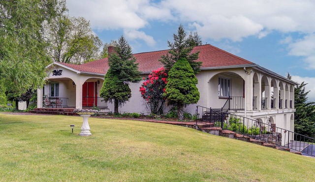 Massive Princeton Estate: Great for Large Groups!