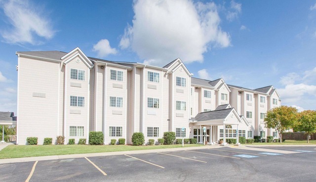 Microtel Inn & Suites by Wyndham Rogers