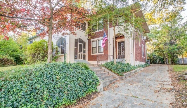 Mins to Downtown, Bottom Unit - Bluemoon Bungalow