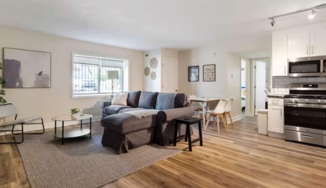 Modern 2BR East Liberty Apt | Parking Smart TV CMU