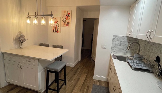 Modern 2BR Near NYC Free Parking Quiet Area