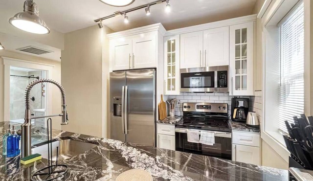 Modern Apt w/Netflix Near Downtown & UPMC