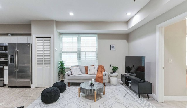 Modern large 2-bedroom near Philadelphia Convention Center!
