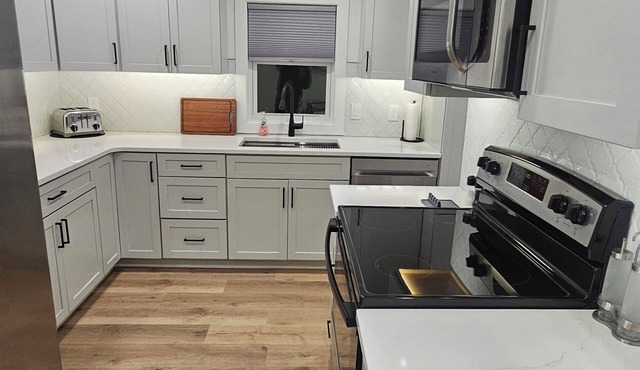 Modern Luxe Near Campus ‐ EV Charger-Stylish Stay