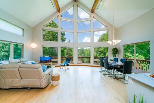 Modern Mountain Retreat-120ac! Pond-Boat-Trails-Spa tub-Gym-Playground-Game room