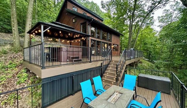 Modern Mountainside Retreat w/Hot Tub, WiFi, Kitchen & Scenic Views