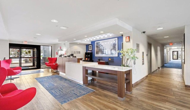 Modern Room with Breakfast and Indoor Heated Swimming Pool Close to Dorney Park