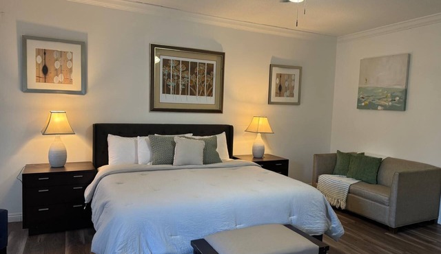 MONTHLY STAYS-Expansive 7 BR Home Over 3,000 Sq ft-Close to all Essentials.