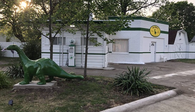 Nostalgic 1950s-Garage-Themed VRBO — Sleeps 10!
