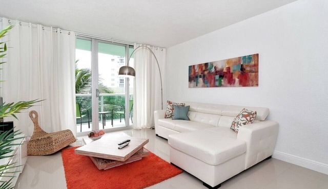 Ocean front condo on Hollywood Beach ! 1 bedroom/3rd floor
