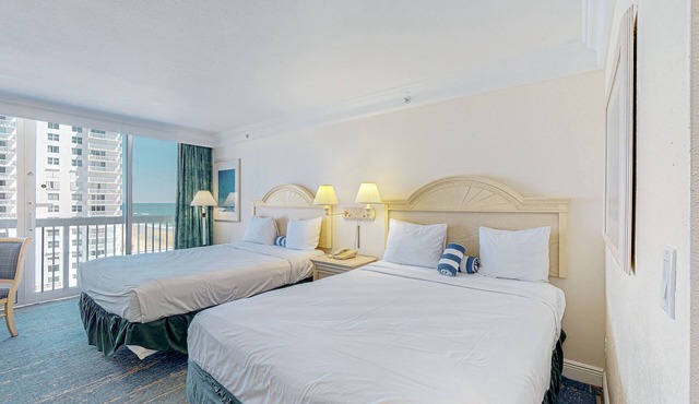 Ocean-view studio with kitchenette plus gym & fast WiFi
