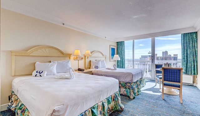 Ocean-view studio with kitchenette, gym & fast WiFi