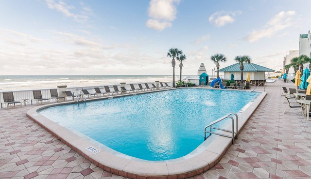 Oceanfront Condo w/Pool, Gym & Walk to Dining & Shops