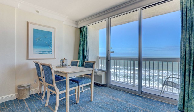 Oceanfront studio with beach access, gym & high-speed WiFi