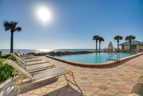 Oceanfront Studio w/Resort Perks in Daytona Beach