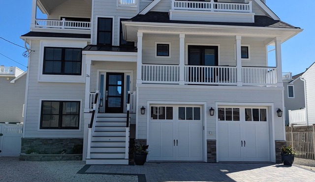 Oceanside 7 Bedroom Home, 7 Decks, Outstanding views! Sleeps 17
