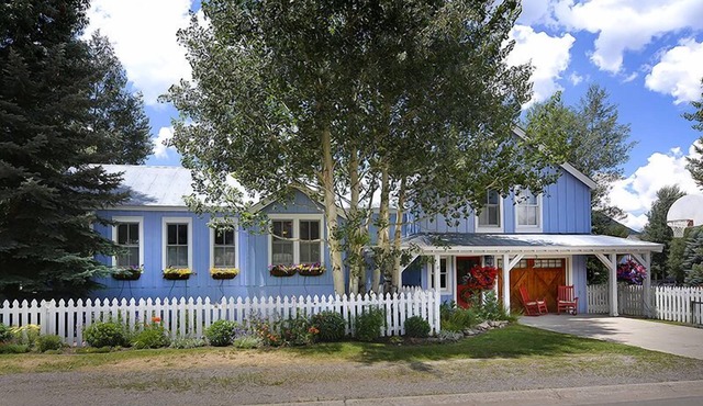 On Butte Ave with expansive views galore Private HOT TUB!