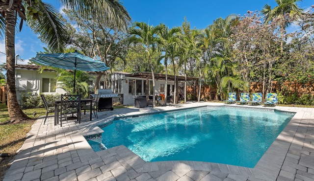 Oversized Saltwater Pool! Private & Peaceful Tropical Chic Oasis!