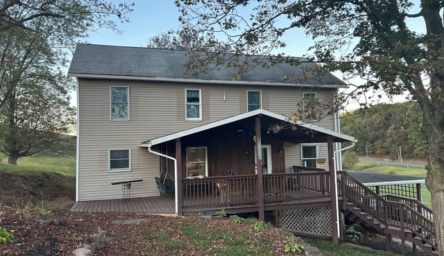 Peaceful, spacious farmhouse getaway with views, nature, hiking and biking