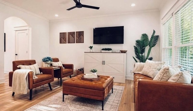 Peaceful Townhome 12 Min to Liberty Sleeps 8 with Pool and Screened Porch