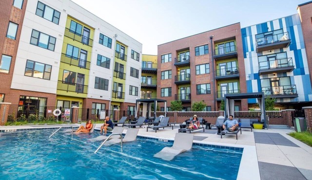 Perfect Location! Cozy Corner Condo + Free Parking