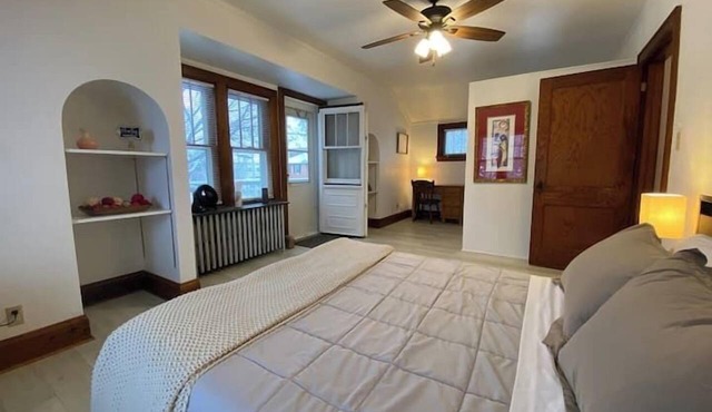 Perfectly Convenient MKE Location 2 BR Upper!