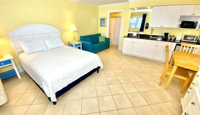 Pet-friendly, 3 Blocks to Beach, Pool, #203