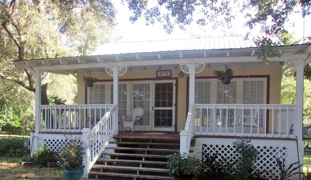 Pet friendly Country Bungalow under the Oaks
