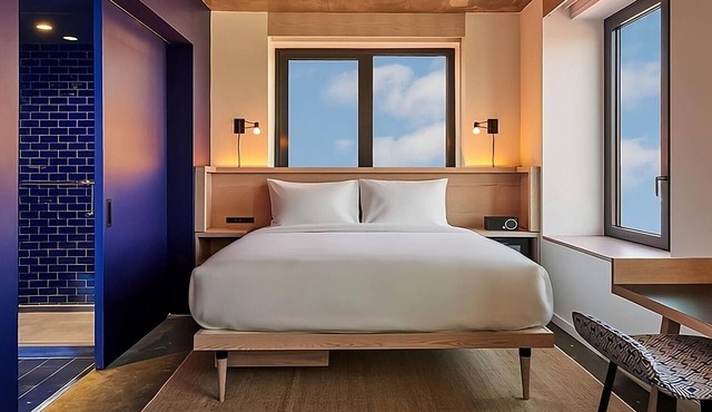 Pet-Friendly Deluxe Queen Rooms at Radio Hotel, Minutes to Fort Tryon Park!