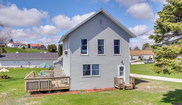 Pet Friendly Near Beach w/Grill, Firepit, Games