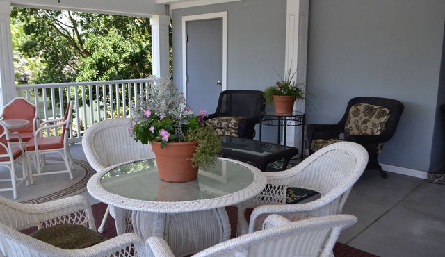 Pet-Friendly Suites with a small fee, short walk to Beaufort Waterfront