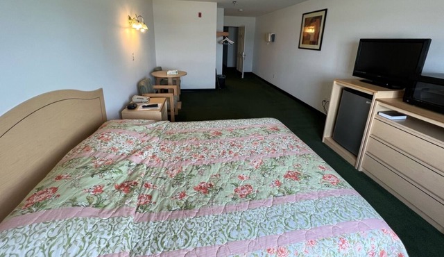 Petite Queen Suite with Free Parking!