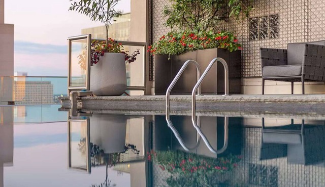 Philly Skyline Stay with Rooftop Pool + Kitchen