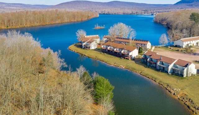 Poconos 2BR Resort Condo in Beech Mountain Lakes