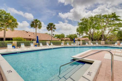 Pool & Ocean Access: Palm Beach Gardens Condo