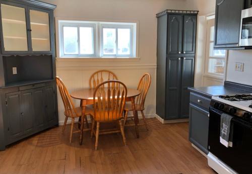 Private house with 3 bedrooms and 1 bathroom, free parking, convenient to NYC Manhattan bus and train