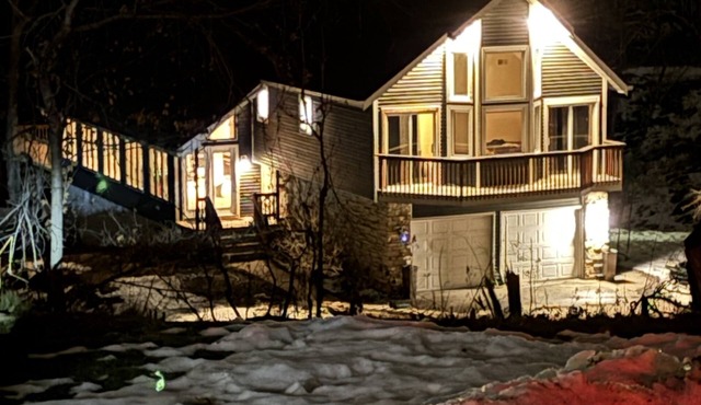 Private In town quiet retreat 12+ Downstairs Bonus Kitchen and walkout quarters.