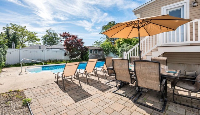 Private Pool Retreat, Walk To Beach & Downtown