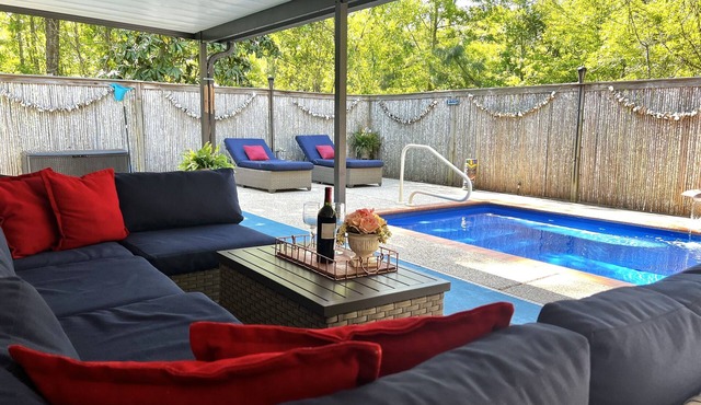 PRIVATE POOL, BACKYARD OASIS, CLOSE TO BEACHES!
