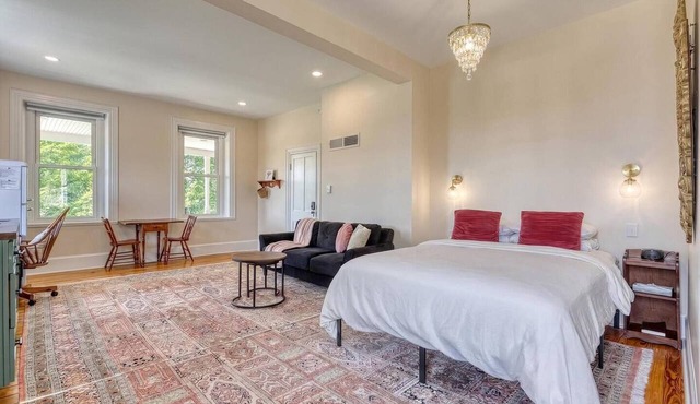 Quaint Studio Suite in Historic Farmhouse - Nearby river access and hiking!