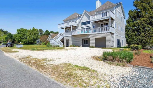 Quillens Point home w/5 decks, screened porch, grill & shared tennis - dogs OK