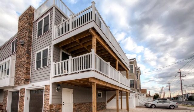 Recently Renovated LBI Apt w/Deck on Beach Block!