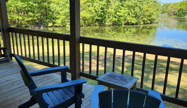 Reel Simple LAKEFRONT Cabin has kayaks for guests to enjoy on the lake!