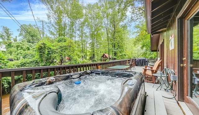 River's Edge - Ultimate Riverfront Cabin w/Hot Tub