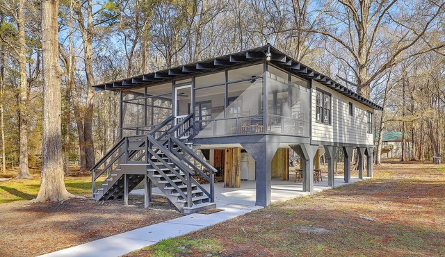 Riverfront Cottage with 2 docks and firepit located on the Edisto River
