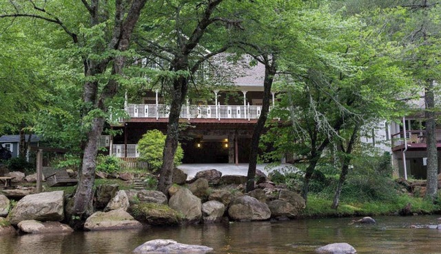 Riverfront home w/fireplace, porch, outdoor firepit, grill and picnic table