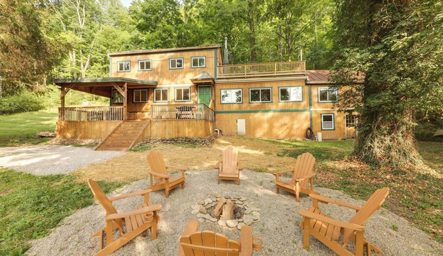 Riverfront Milford Getaway w/Kayaks + Deck!
