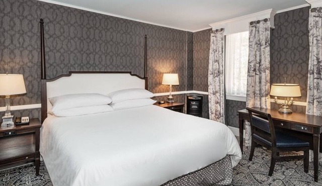 Robert Johnson King | Historic Inns | Near Top Dining & City Attractions