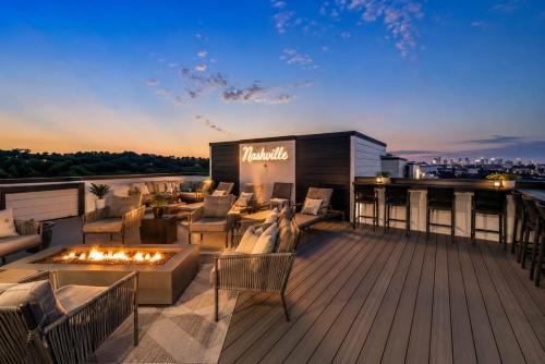 Rooftop Skyline Views DT Nash Sleeps 12